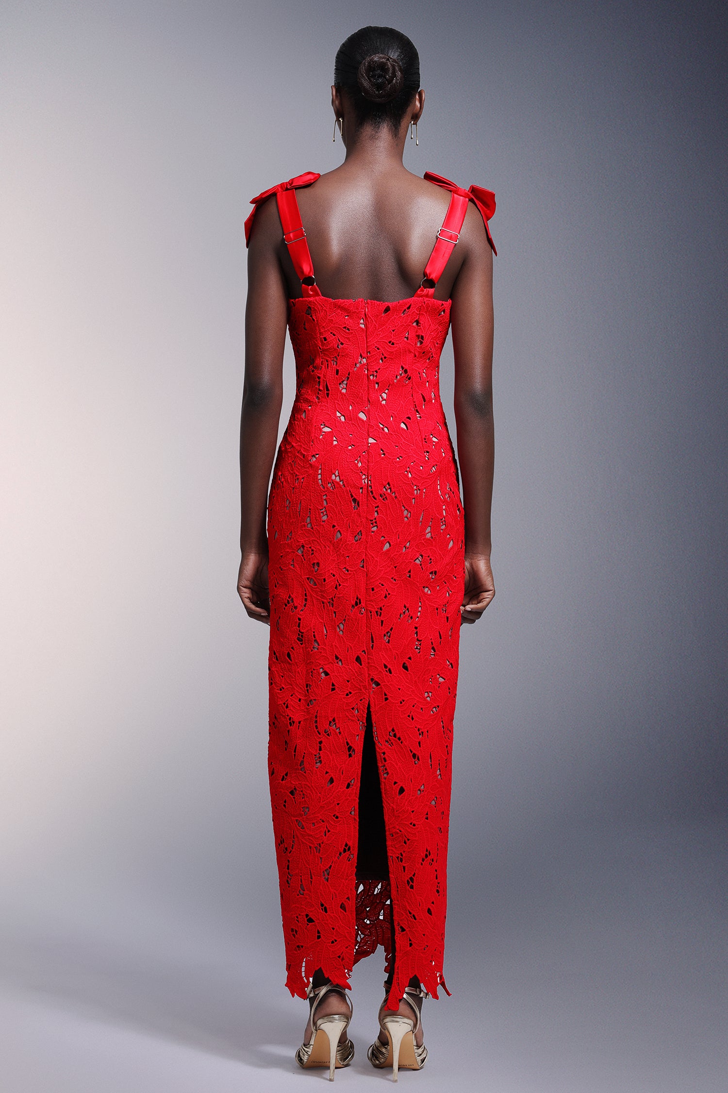 Teela – Ärmelloses Maxikleid aus Spitze mit Schleifen