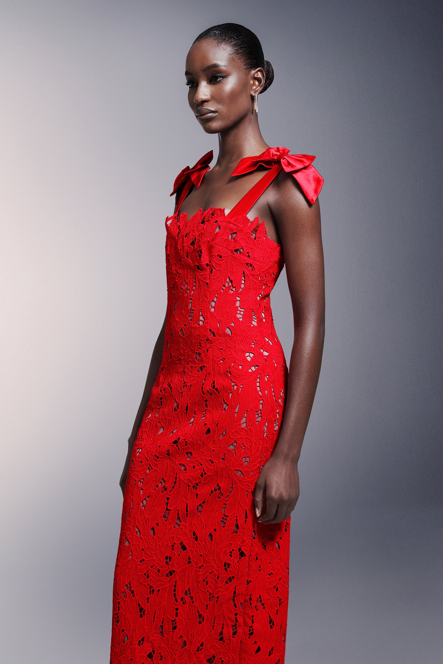 Teela – Ärmelloses Maxikleid aus Spitze mit Schleifen