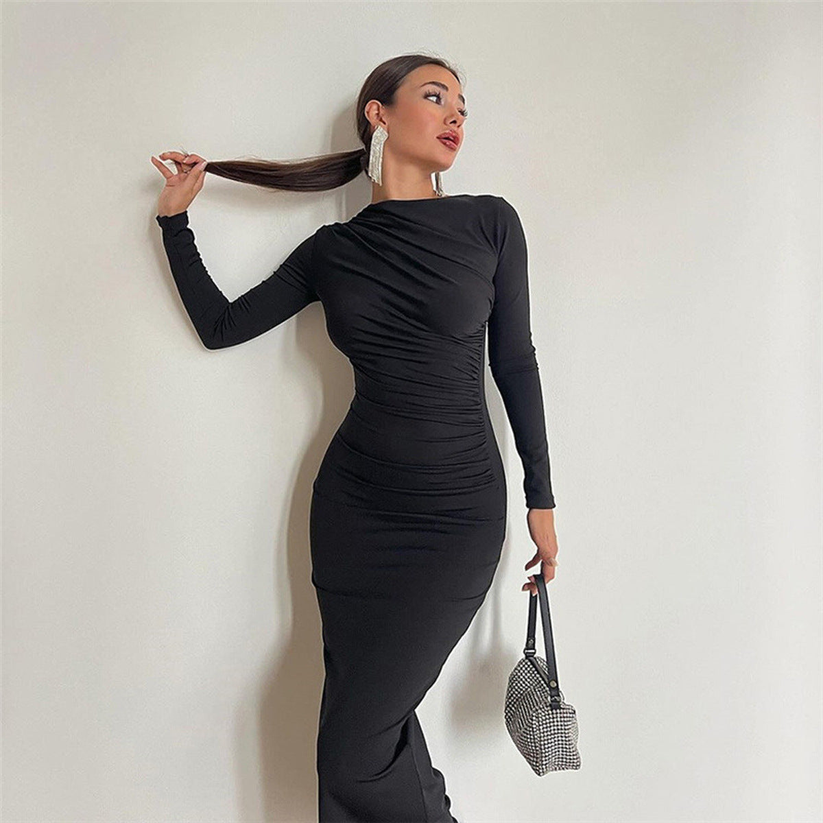 Robe mi-longue moulante froncée moderne et sophistiquée