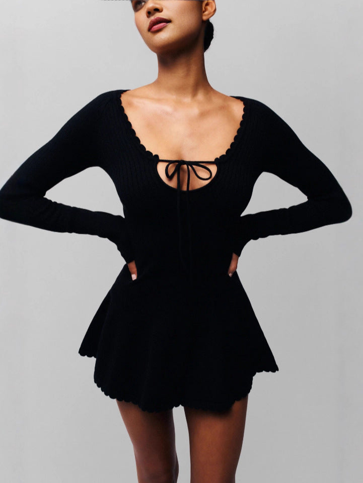 Robe noire sexy et mystérieuse à nouer sur le devant