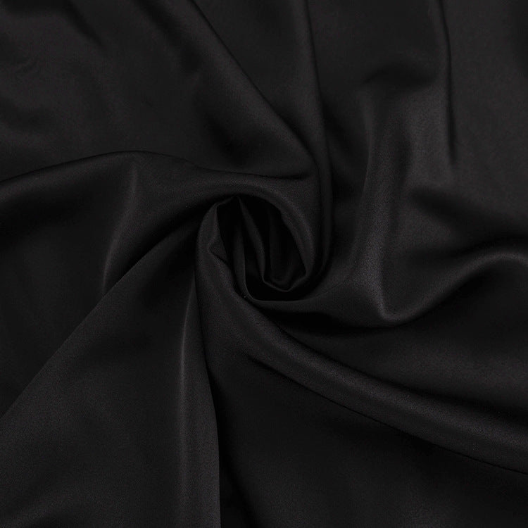 Robe longue mystérieuse et élégante en soie noire