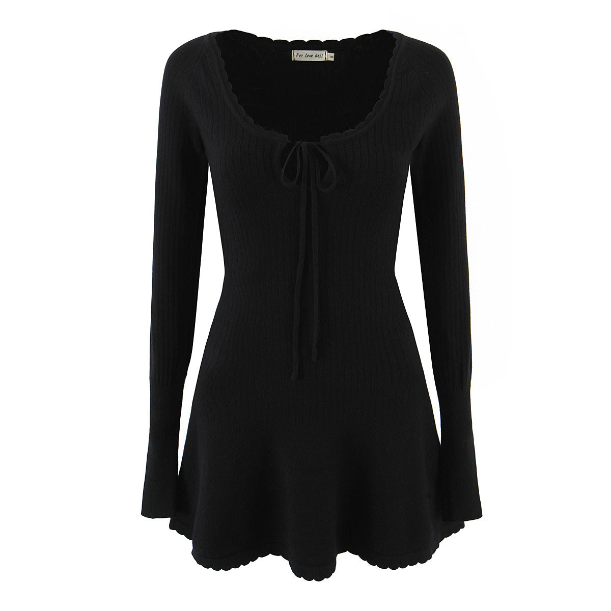 Robe noire sexy et mystérieuse à nouer sur le devant