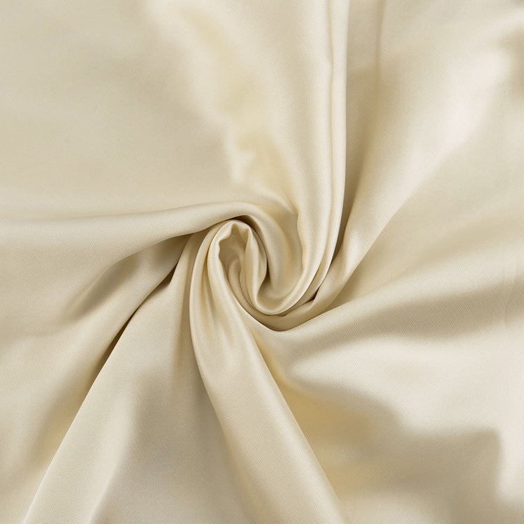 Robe luxueuse en satin crème Simplicity