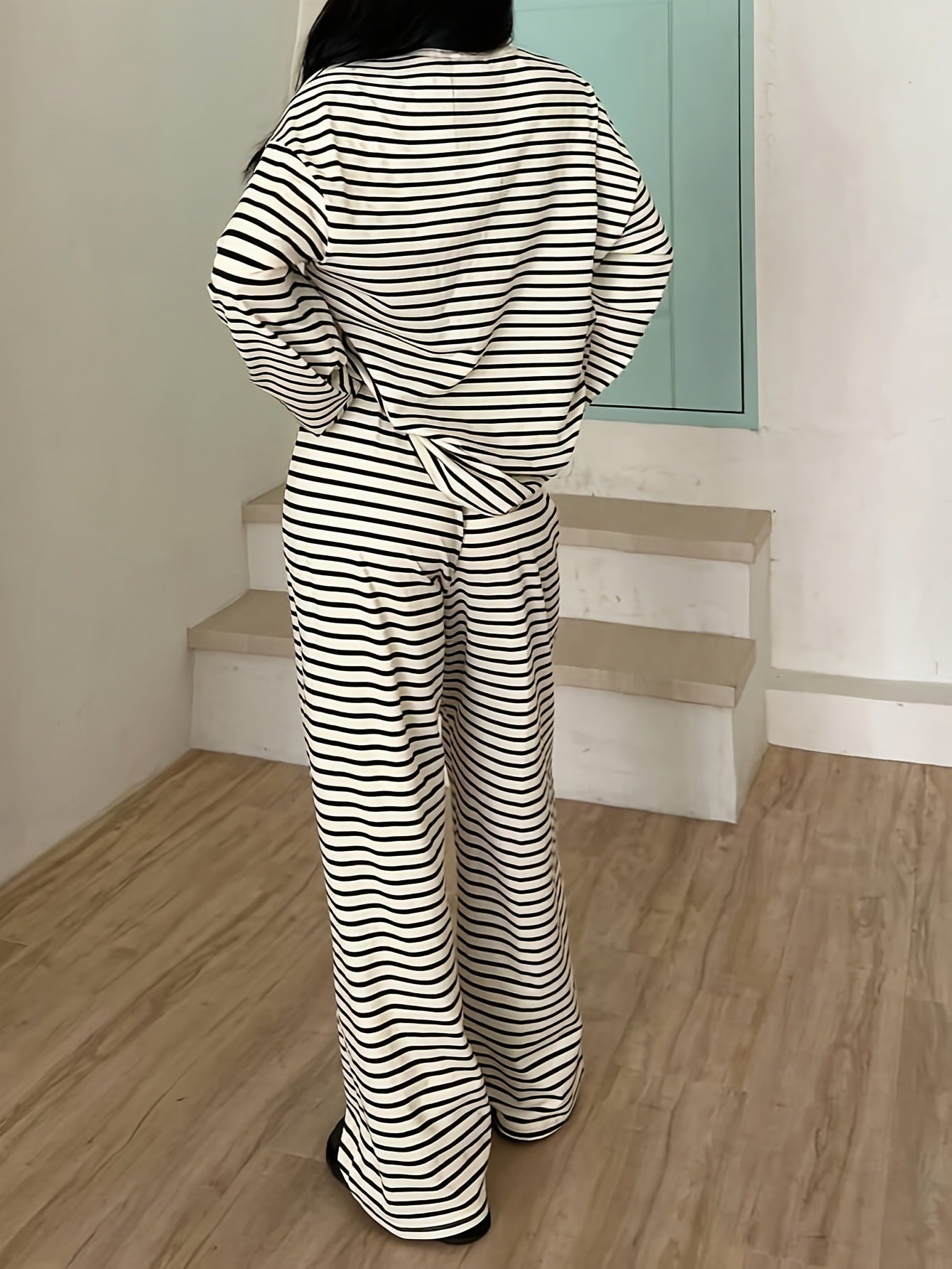 Ensemble deux pièces confortable et tendance à rayures pour le salon