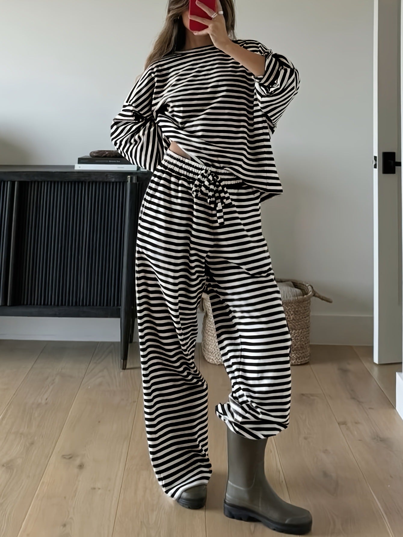 Ensemble deux pièces confortable et tendance à rayures pour le salon