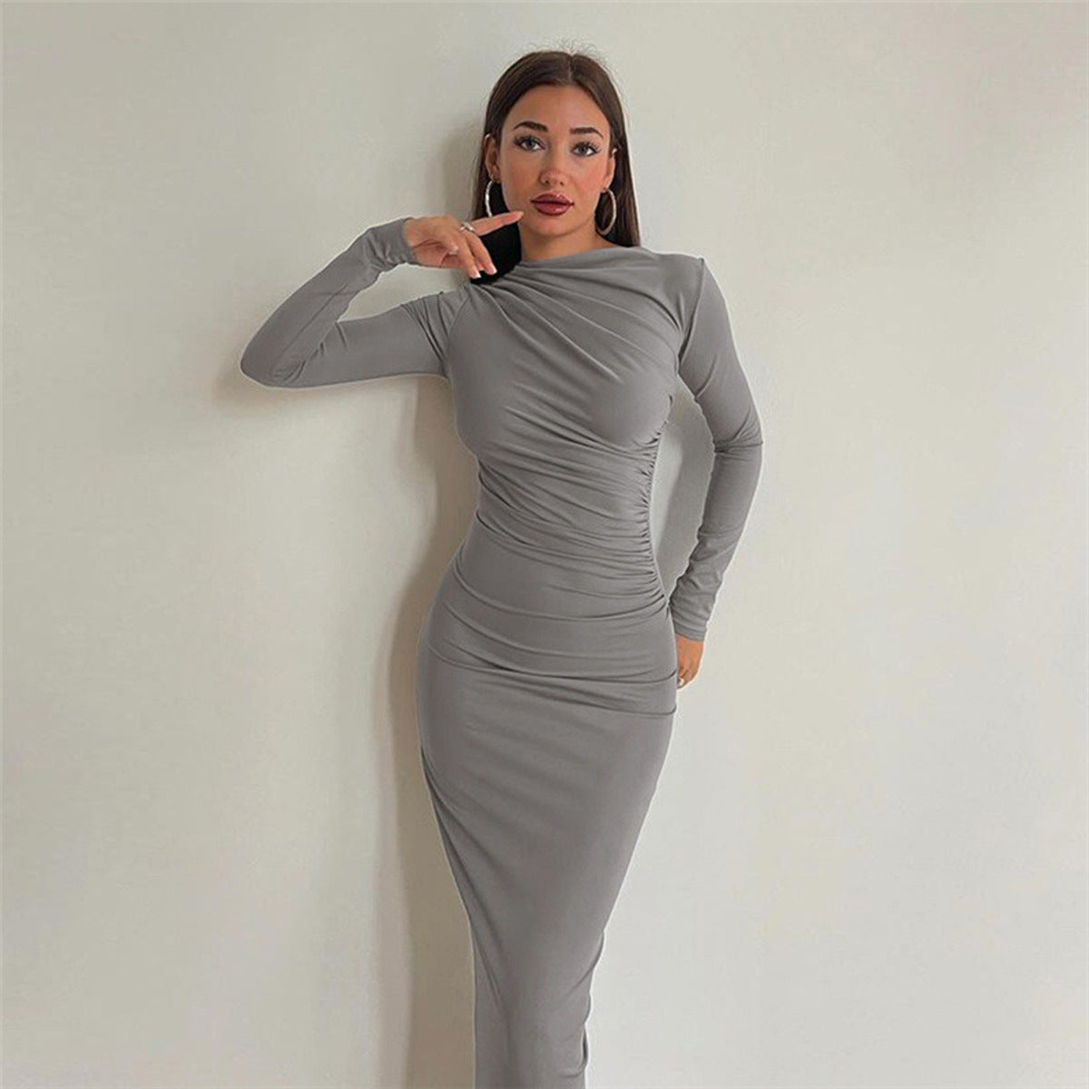 Robe mi-longue moulante froncée moderne et sophistiquée