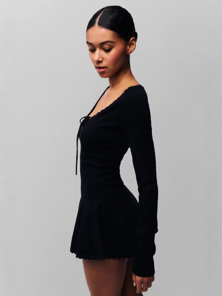 Robe noire sexy et mystérieuse à nouer sur le devant
