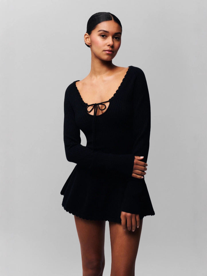 Robe noire sexy et mystérieuse à nouer sur le devant