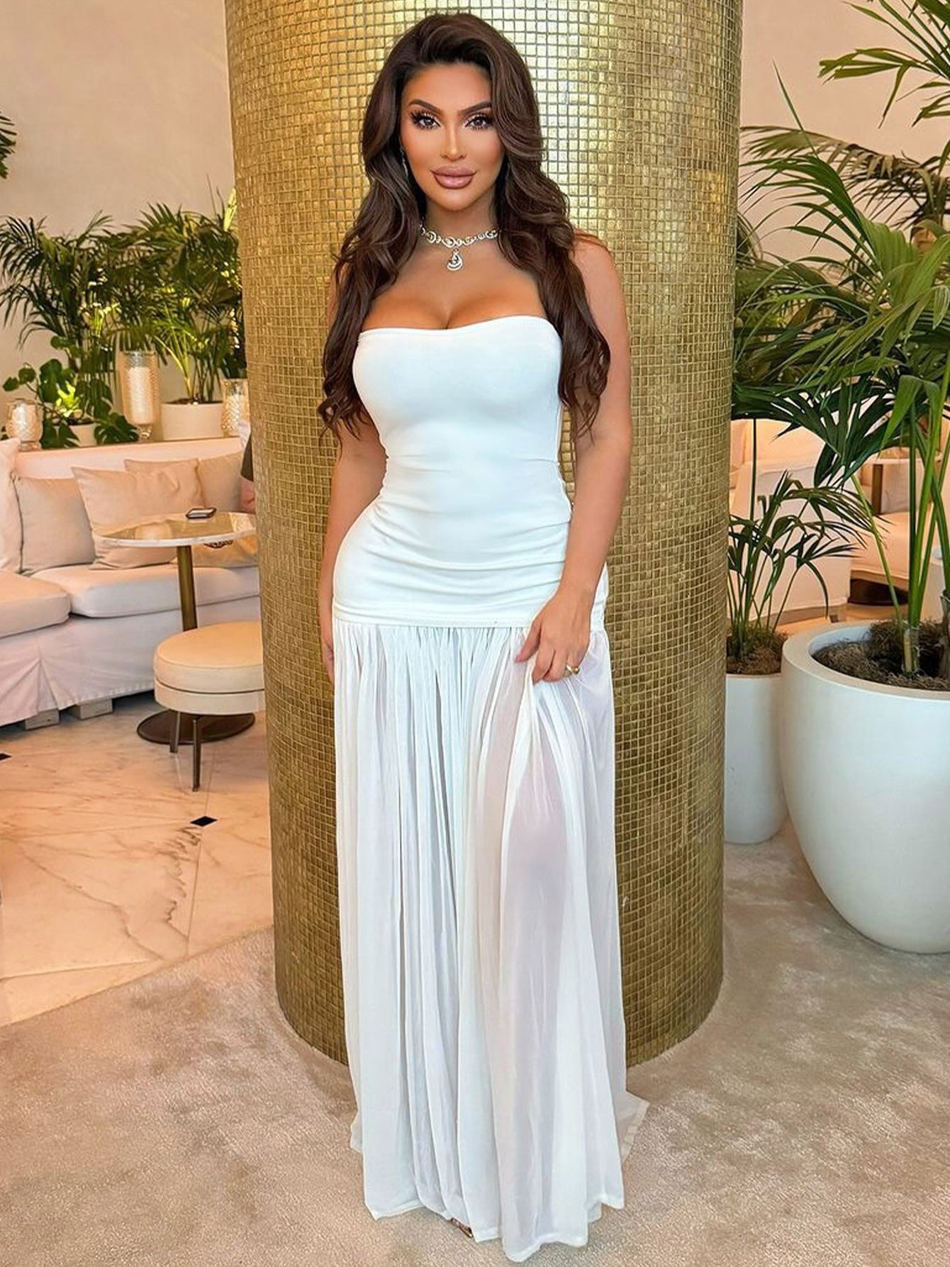 Robe longue blanche élégante et captivante à épaules dénudées