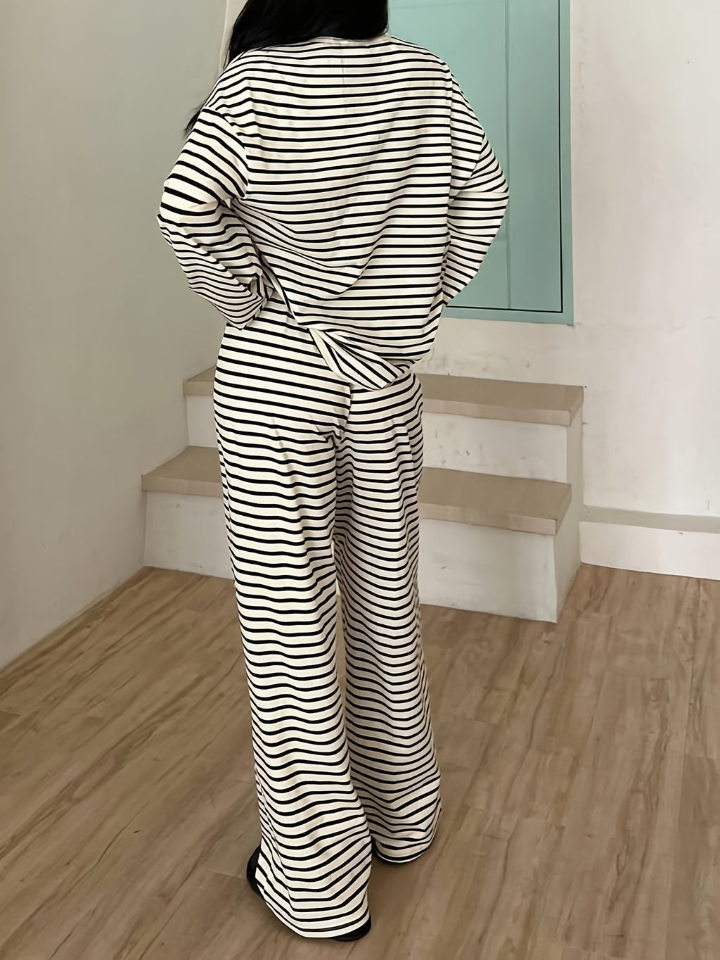 Ensemble deux pièces confortable et tendance à rayures pour le salon